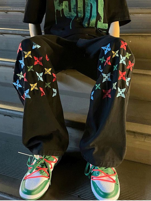 Gewaschene Herrenjeans mit buntem Stickereidruck und geradem Bein-1