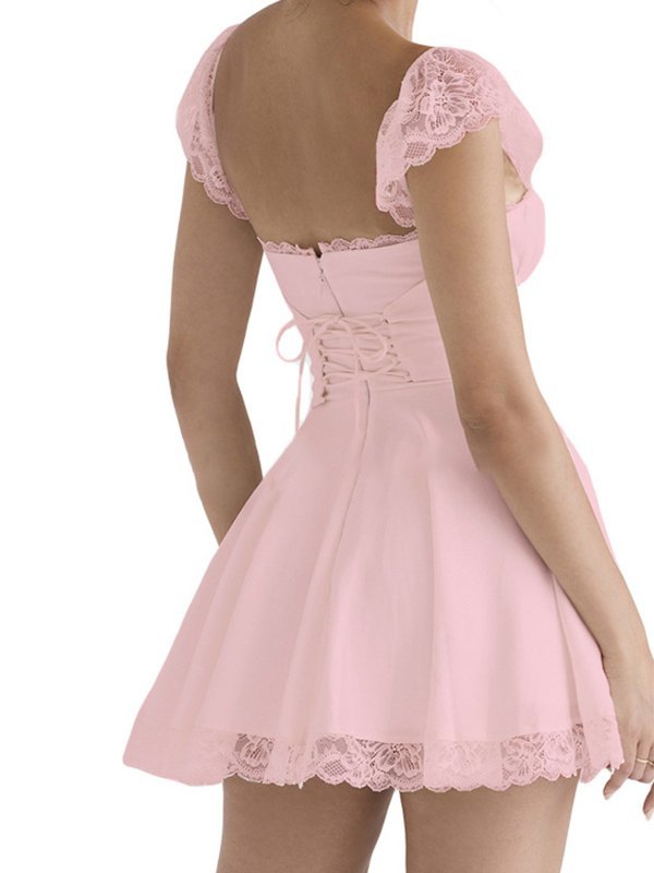 Weißes Minikleid mit Schnürung am Rücken und Spitzenbesatz-3